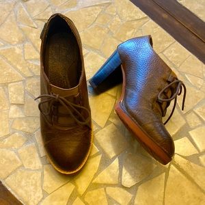 Bass Oxford heels size 6